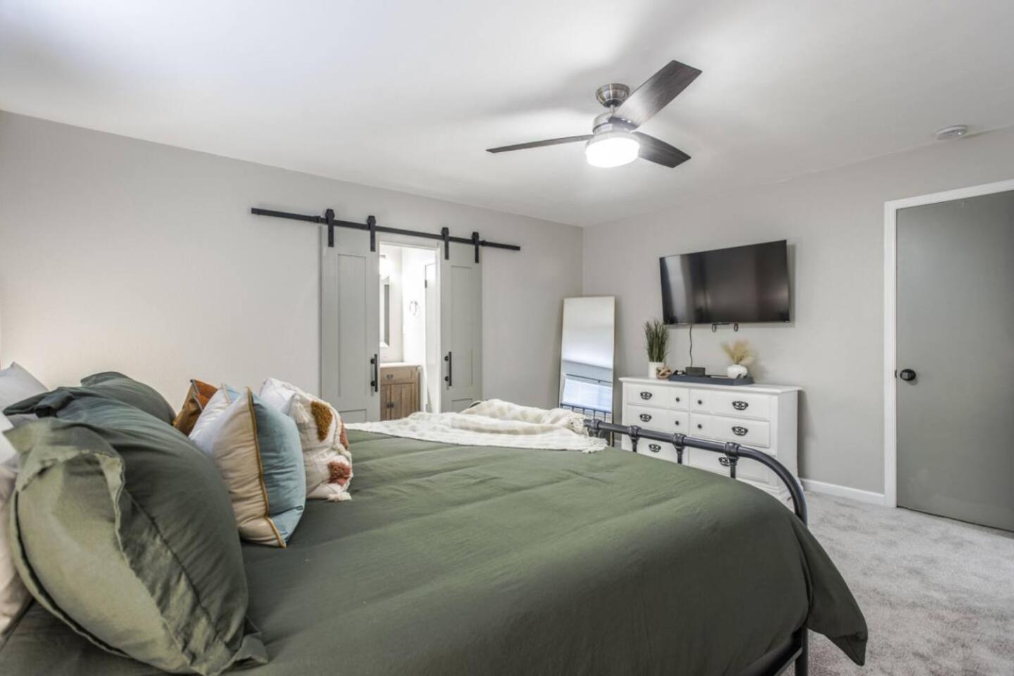 New Hummingbird Haven - Nw Okc, Billiards, Firepit Villa โอคลาโฮมาซิตี้ ภายนอก รูปภาพ