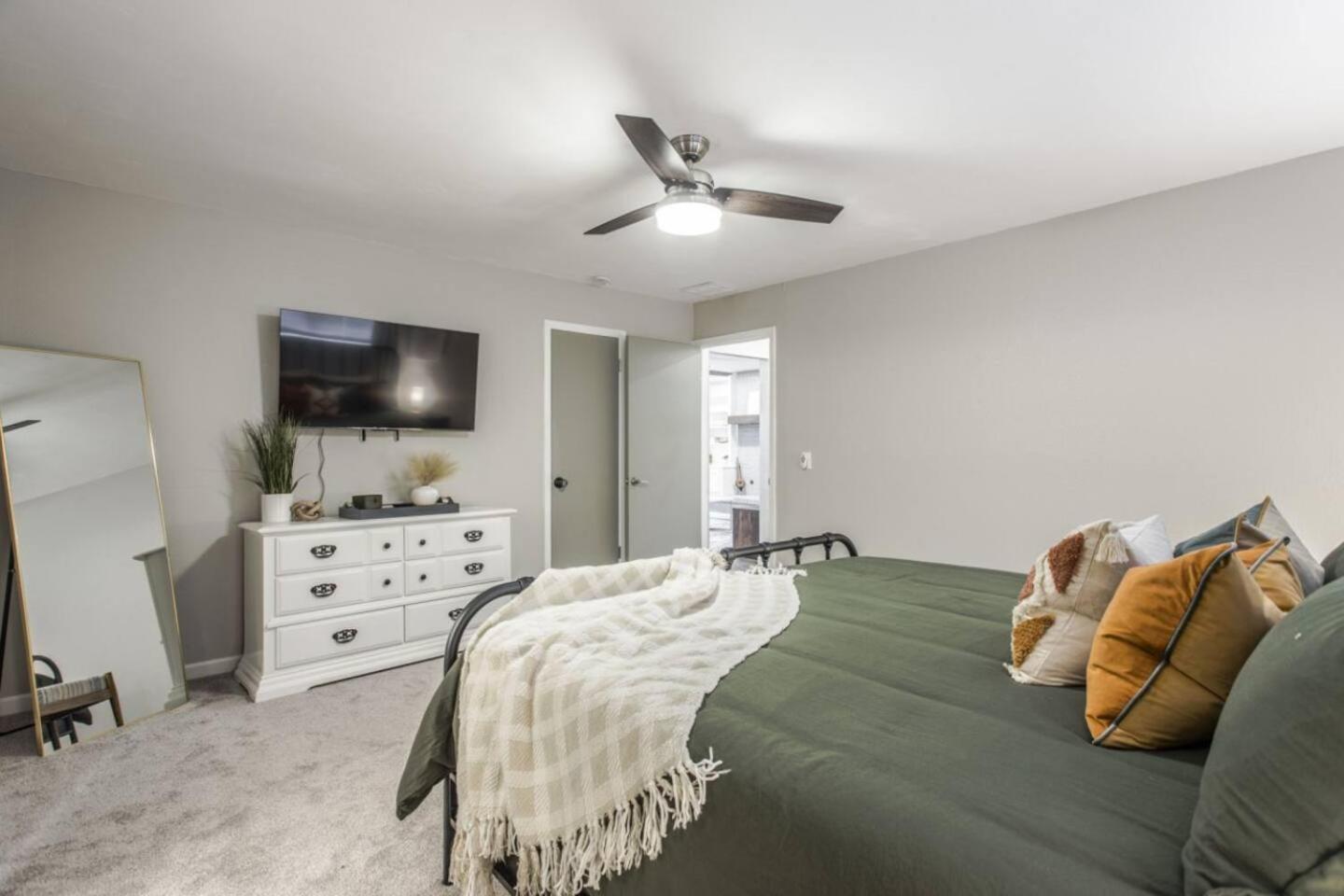 New Hummingbird Haven - Nw Okc, Billiards, Firepit Villa โอคลาโฮมาซิตี้ ภายนอก รูปภาพ